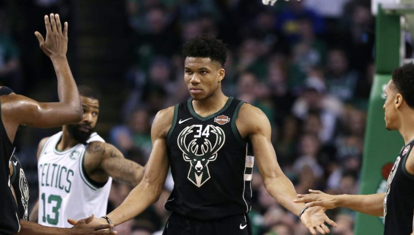 猛龙队长洛瑞获得全场最佳表现奖 猛龙队长洛瑞获得全场最佳表现奖