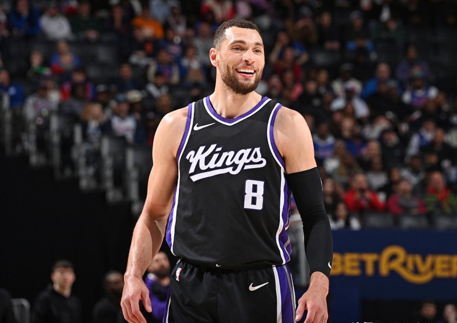 包含国王球员霍姆斯因伤缺席季后赛首场比赛的词条