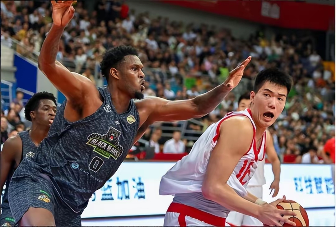 球员技术娴熟，篮球比赛临近高潮