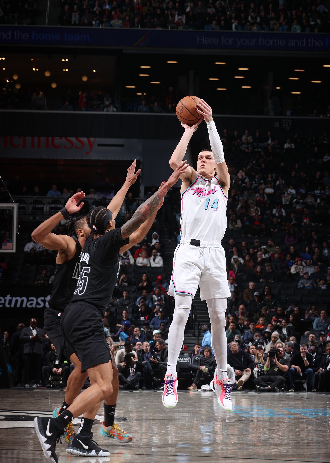 篮网大胜热火取得两连胜 篮网大胜热火取得两连胜