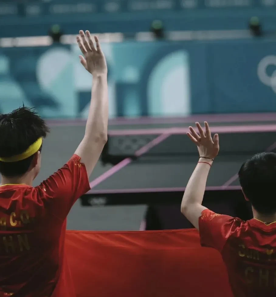 杭州队在对抗中奋勇作战，打败对手